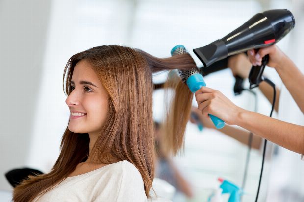 Richtig Haare Fohnen Fur Langen Halt Haarpflege