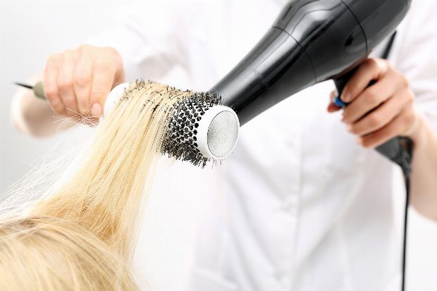 Haare föhnen für mehr Volumen Haare föhnen für mehr Volumen