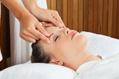 Gesichtsmassage: Tipps, Anleitung und Wirkung