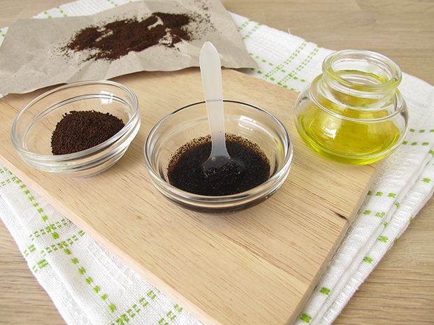 Zum Färben wird ein Gemisch aus Kaffeesud, Kakao, Öl und Honig verwendet. Zum Färben wird ein Gemisch aus Kaffeesud, Kakao, Öl und Honig verwendet.