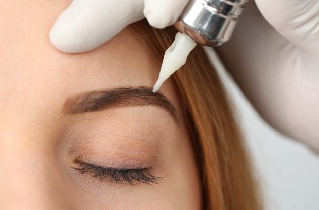 Eine beliebte Methode, um den Augenbrauen Ausdruck zu verleihen ist Permanent Make Up. Eine beliebte Methode, um den Augenbrauen Ausdruck zu verleihen ist Permanent Make Up.