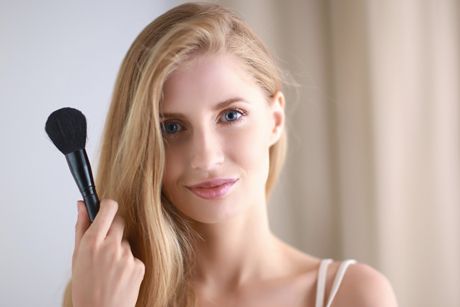 Make-Up gegen Fältchen und Mitesser: Schminktipps für reife und unreine Haut