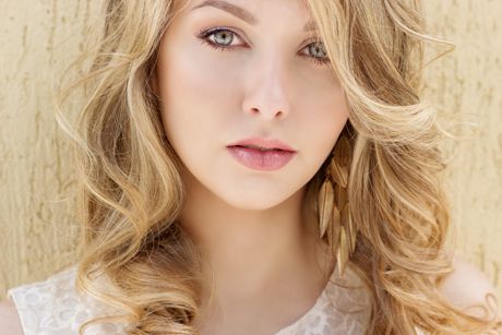 Schmale Lippen voller schminken