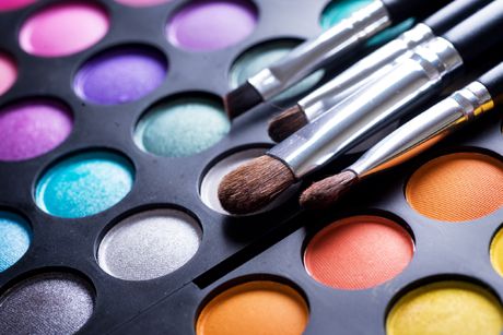 Vorsicht bei zu buntem MakeUp-Farben