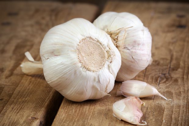 Knoblauch hat sich als wirkungsvolles Hausmittel bei Fußpilz bewährt.