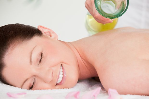 Verwöhnende Aromaölmassage
