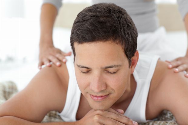 Mann wird bei Massage verwöhnt