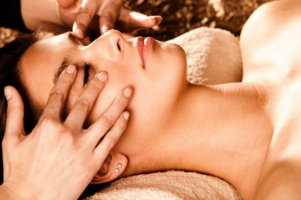 Entspannung bei Gesichtsmassage Entspannung bei Gesichtsmassage