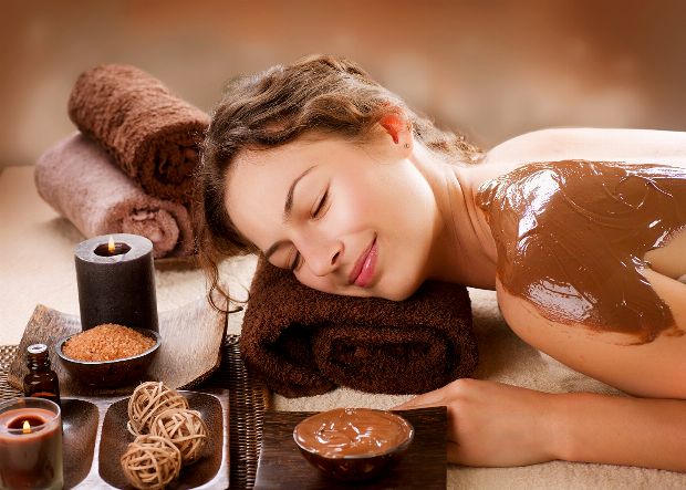 Frau genießt Hot Chocolate Massage Frau genießt Hot Chocolate Massage