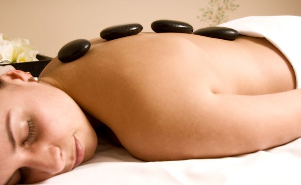 Wohlbefinden durch Hot Stone Massage