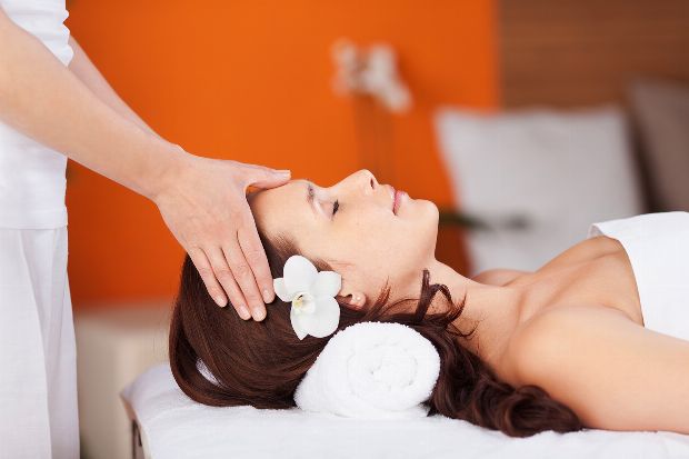 Frau erhält eine Kopfmassage