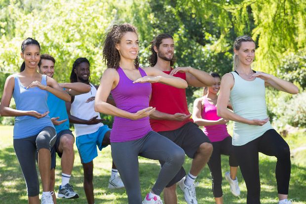 Gruppe macht Tai Chi