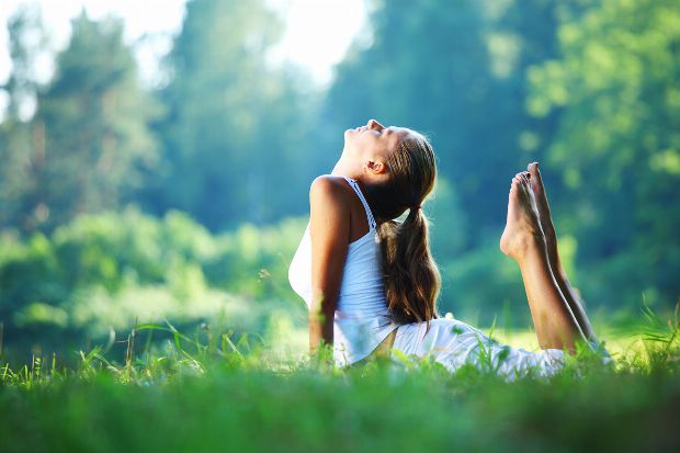 Frau praktiziert Yoga