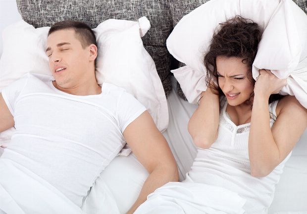 Mann schnarcht im Bett