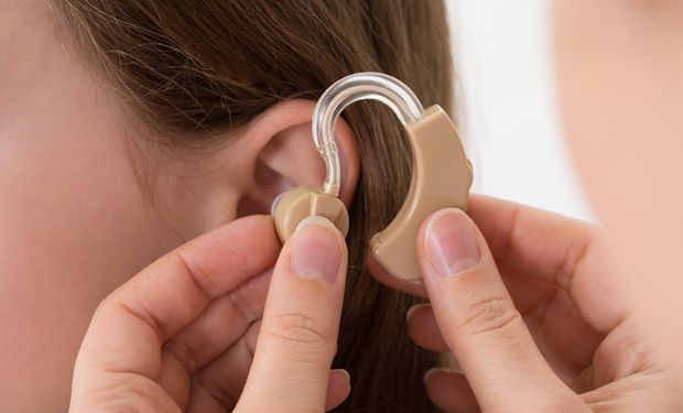 Behandlung Schwerhörigkeit mit Hörgerät