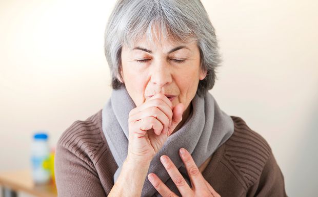 Frau leidet unter Bronchitis Frau leidet unter Bronchitis