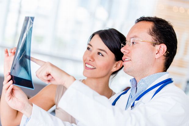 Arzt mit Patientin COPD