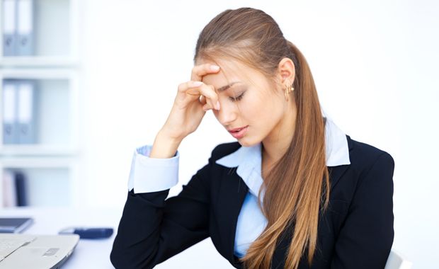 Frau leidet an Burn-Out