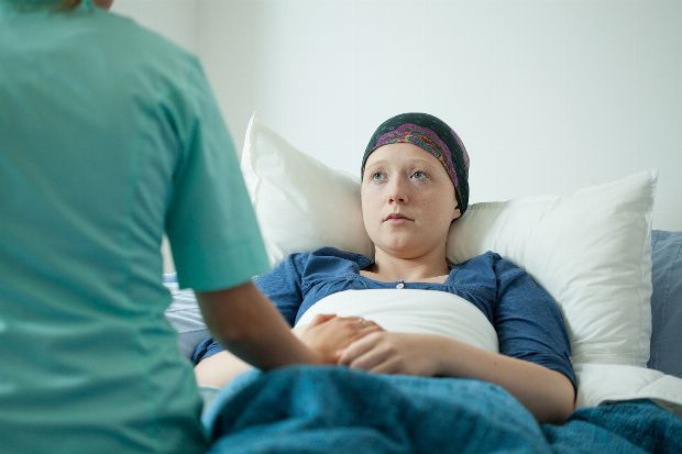 Frau leidet an Leukämie