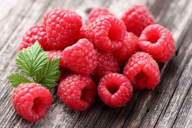 Himbeeren wirken entzündungshemmend, beruhigend, harn- und schweißtreibend auf den Körper.
