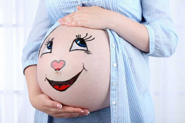 Babybauch im 10. Schwangerschaftsmonat