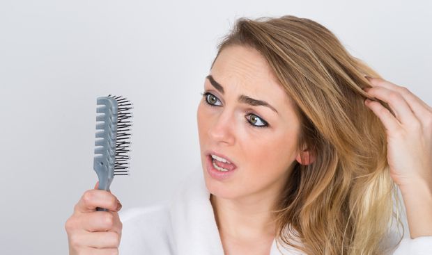 Frau leidet an Haarausfall Frau leidet an Haarausfall