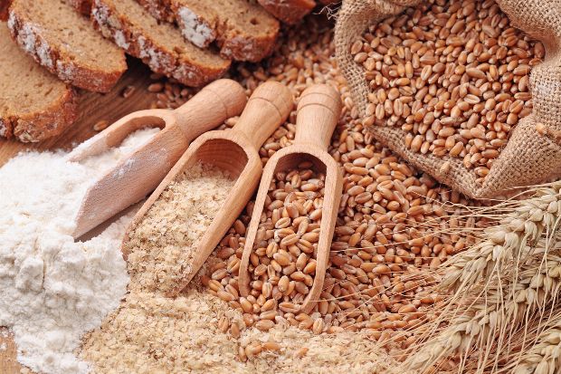 Vollkornmehl und Vollkornprodukte versorgen den Körper unter anderem mit Vitamin B1.