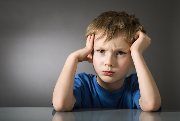 Bub leidet unter Sprechstörungen Bub leidet unter Sprechstörungen