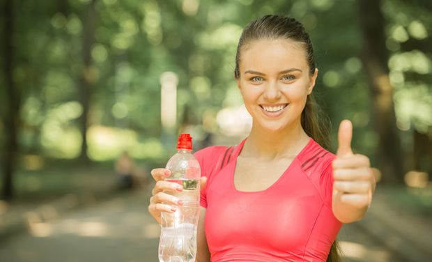 Frau mit Wasserflasche