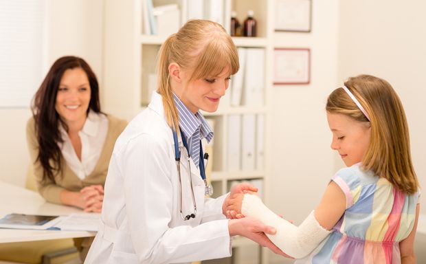 Mädchen mit gebrochener Hand beim Arzt Mädchen mit gebrochener Hand beim Arzt