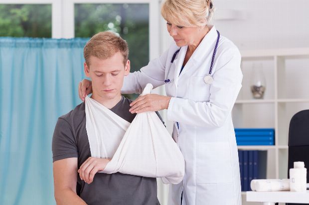 Mann mit gebrochener Hand Mann mit gebrochener Hand