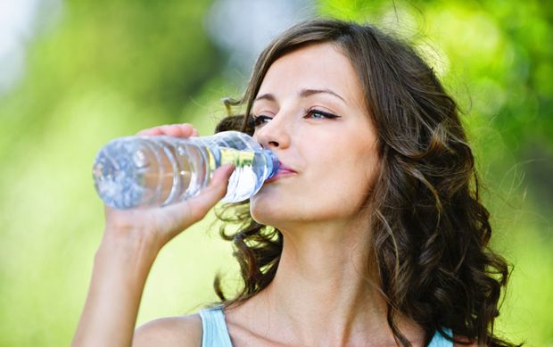 Frau trinkt Wasser