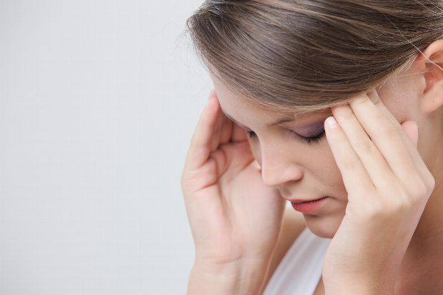Frau hat Kreislaufprobleme Frau hat Kreislaufprobleme