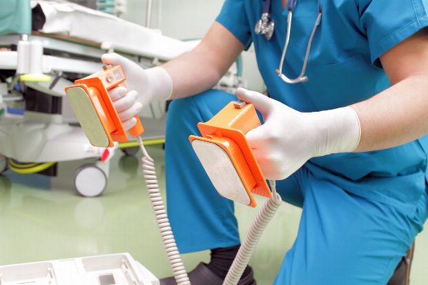 Wiederbelebung mit Defibrillator