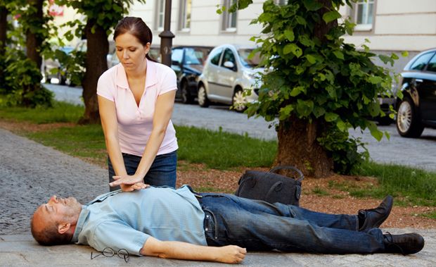 Frau reanimiert Mann Frau reanimiert Mann