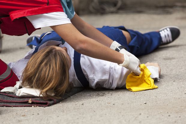 Frau nach epileptischen Anfall