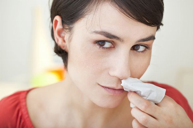 Frau hat Nasenbluten Frau hat Nasenbluten