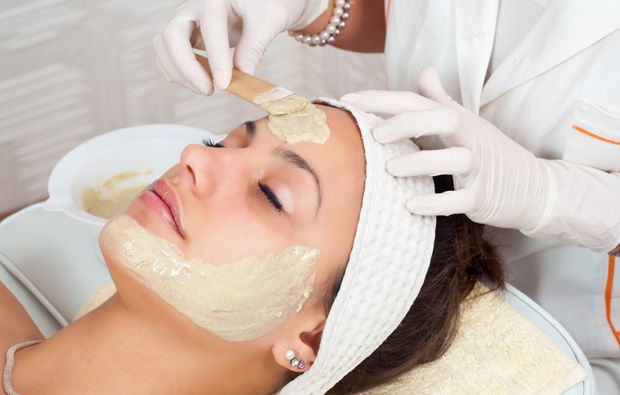 Kosmetikbehandlung mit Anti Aging Effekt
