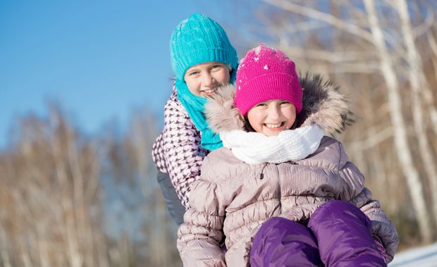 Kinder haben Spaß im Schnee